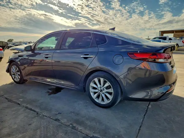 5XXGT4L36JG239622 2018 KIA OPTIMA - Image 2