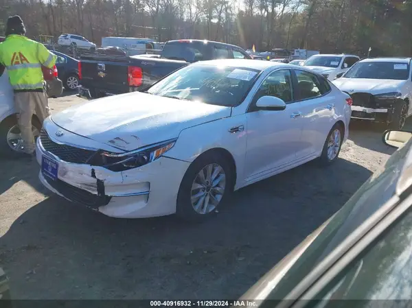 5XXGT4L36JG251883 2018 KIA OPTIMA - Image 2