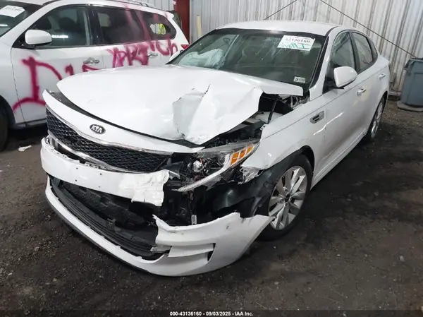 5XXGT4L36JG252693 2018 KIA OPTIMA - Image 2