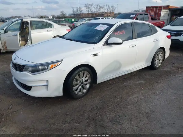 5XXGT4L36JG256856 2018 KIA OPTIMA - Image 2