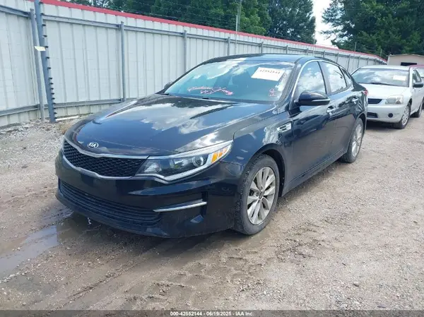 5XXGT4L36JG257392 2018 KIA OPTIMA - Image 2