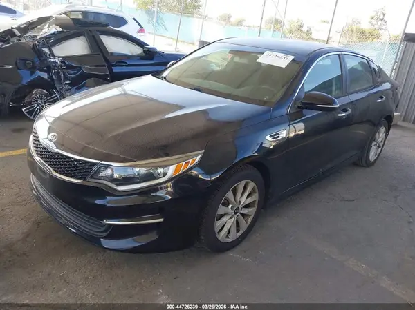 5XXGT4L36JG267047 2018 KIA OPTIMA - Image 2
