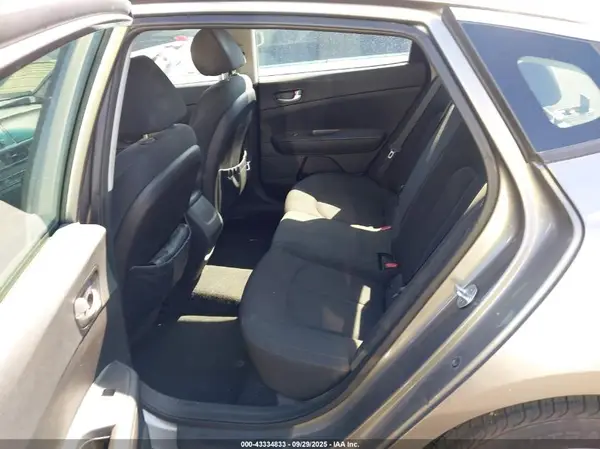 5XXGT4L37GG020371 2016 KIA OPTIMA - Image 8