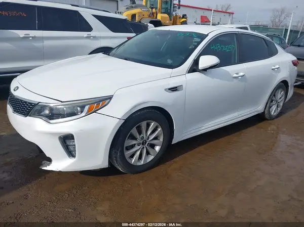 5XXGT4L37JG207262 2018 KIA OPTIMA - Image 2