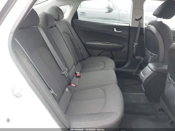 5XXGT4L37JG209707 2018 KIA OPTIMA - Image 8