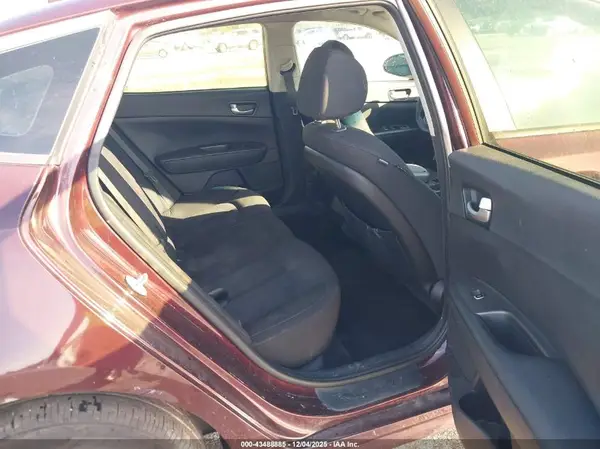 5XXGT4L37JG210971 2018 KIA OPTIMA - Image 8