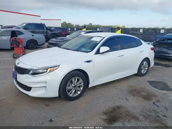 5XXGT4L38JG209778 2018 KIA OPTIMA - Image 2