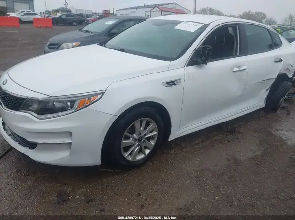 5XXGT4L38JG236267 2018 KIA OPTIMA - Image 2