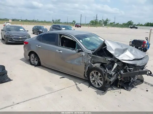 5XXGT4L38JG237631 2018 KIA OPTIMA - Image 1