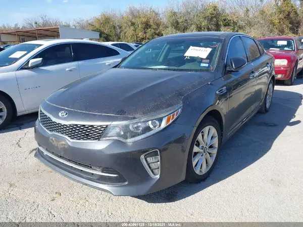 5XXGT4L38JG241923 2018 KIA OPTIMA - Image 2