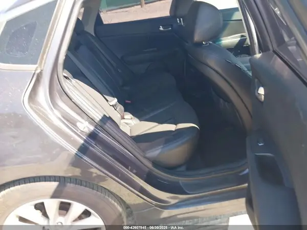 5XXGT4L38JG244840 2018 KIA OPTIMA - Image 8