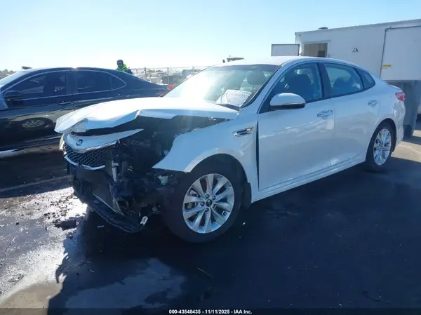 5XXGT4L38JG252582 2018 KIA OPTIMA - Image 2