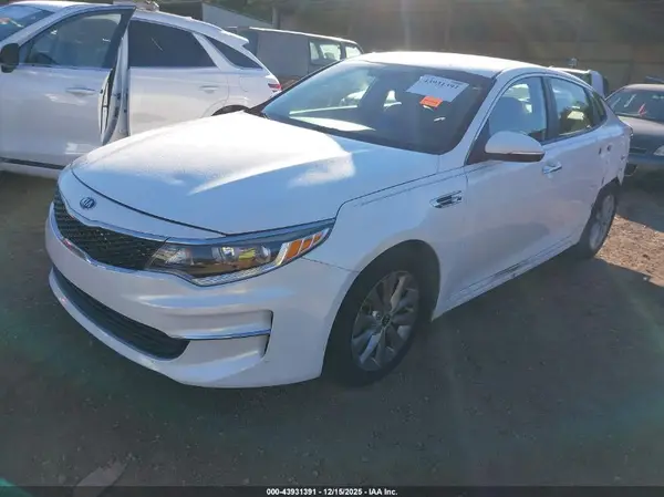 5XXGT4L38JG253084 2018 KIA OPTIMA - Image 2