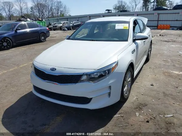 5XXGT4L39JG200457 2018 KIA OPTIMA - Image 2