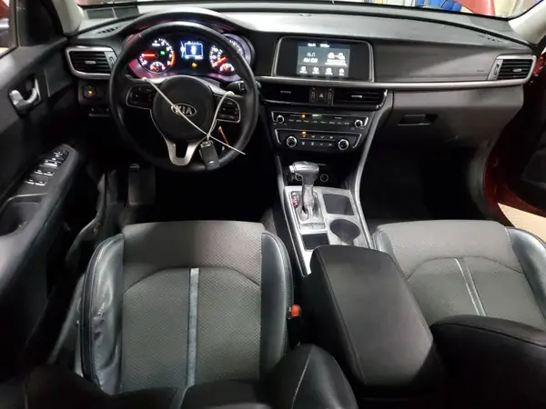 5XXGT4L39JG240750 2018 KIA OPTIMA - Image 8