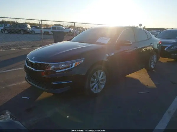 5XXGT4L39JG256284 2018 KIA OPTIMA - Image 2