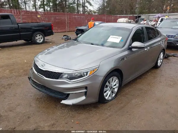 5XXGT4L39JG260996 2018 KIA OPTIMA - Image 2