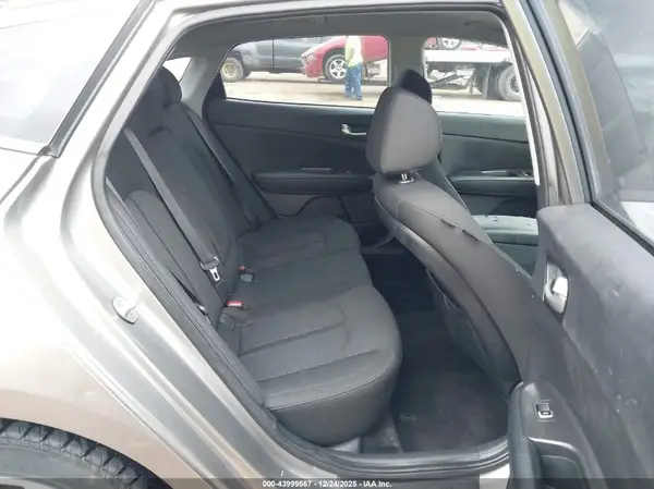 5XXGT4L39JG260996 2018 KIA OPTIMA - Image 8