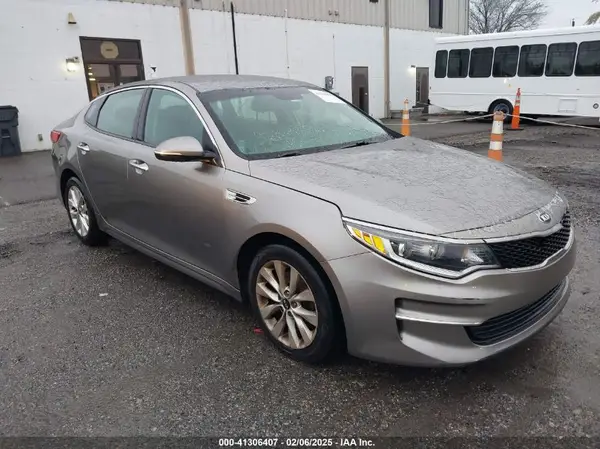 5XXGT4L3XHG155121 2017 KIA OPTIMA - Image 1