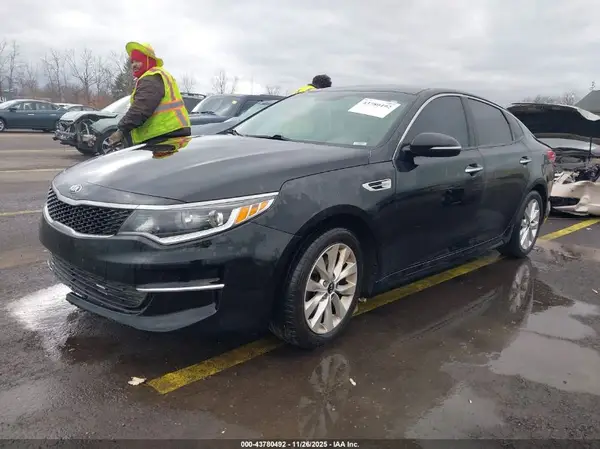 5XXGT4L3XJG256729 2018 KIA OPTIMA - Image 2