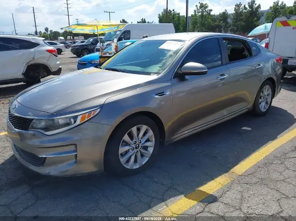 5XXGT4L3XJG261588 2018 KIA OPTIMA - Image 2