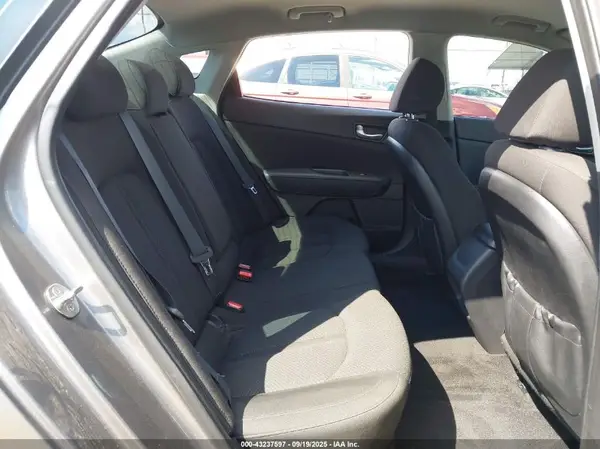 5XXGT4L3XJG261588 2018 KIA OPTIMA - Image 8