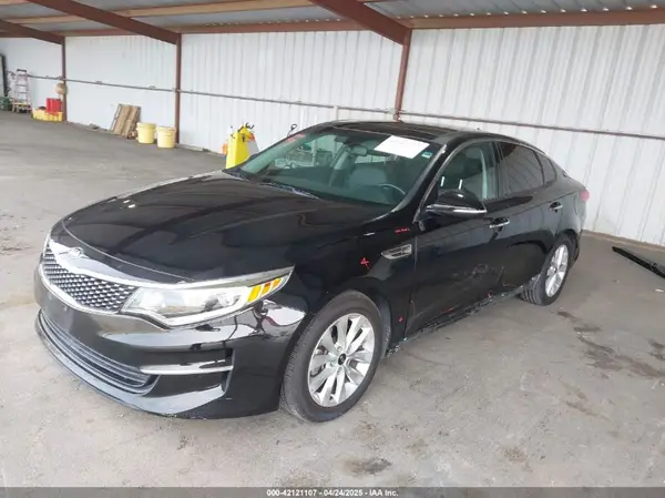 5XXGU4L30JG203261 2018 KIA OPTIMA - Image 2