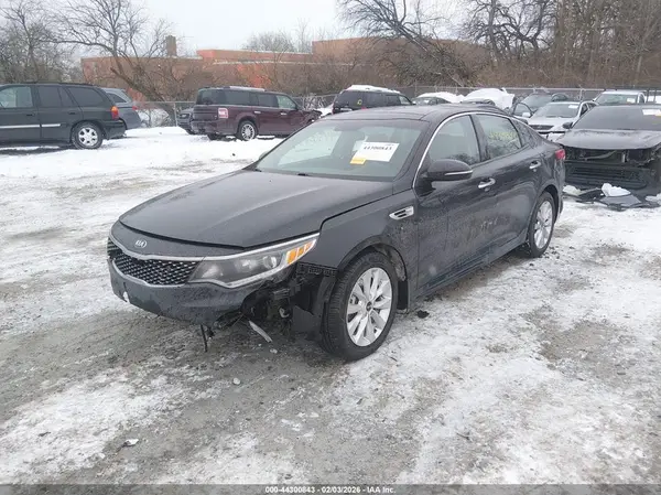 5XXGU4L30JG204247 2018 KIA OPTIMA - Image 2