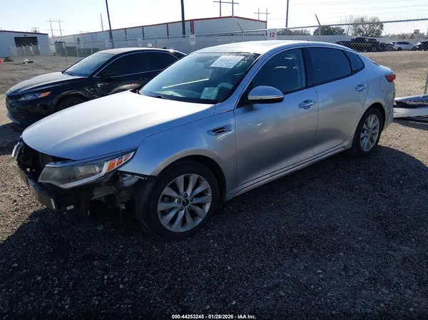 5XXGU4L30JG270278 2018 KIA OPTIMA - Image 2