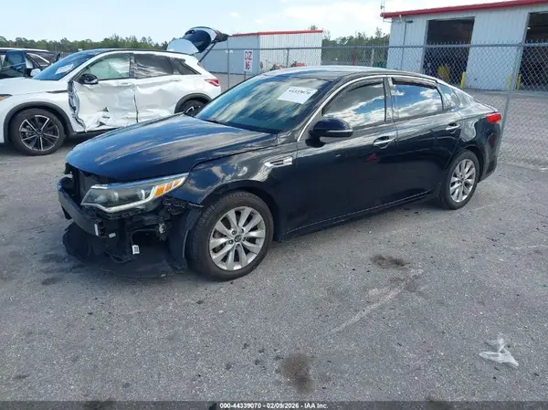 5XXGU4L31HG135790 2017 KIA OPTIMA - Image 2