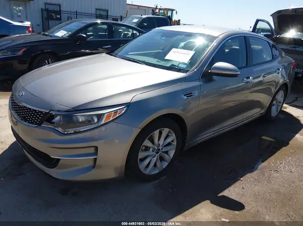 5XXGU4L32JG199942 2018 KIA OPTIMA - Image 2