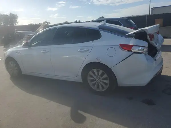 5XXGU4L32JG208915 2018 KIA OPTIMA - Image 2
