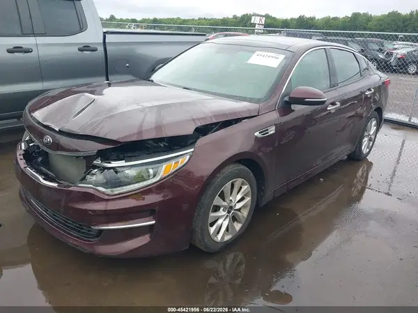 5XXGU4L32JG260822 2018 KIA OPTIMA - Image 2