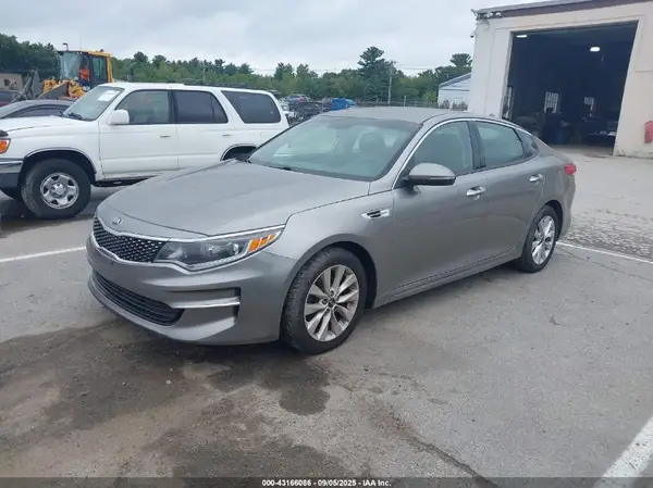 5XXGU4L32JG273425 2018 KIA OPTIMA - Image 2