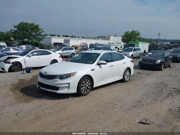 5XXGU4L34JG227062 2018 KIA OPTIMA - Image 2