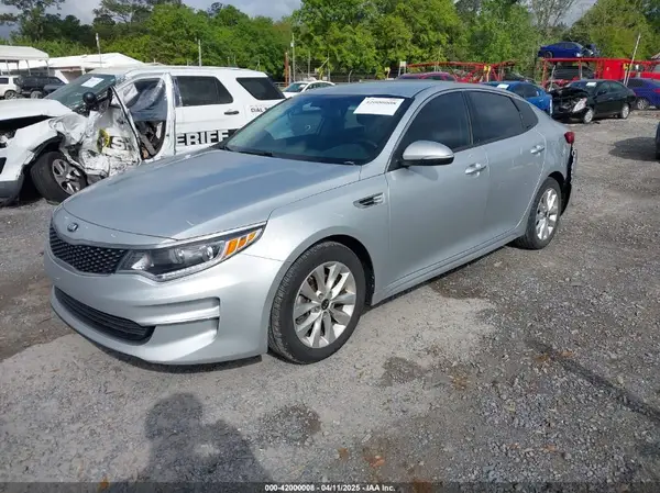5XXGU4L34JG237557 2018 KIA OPTIMA - Image 2