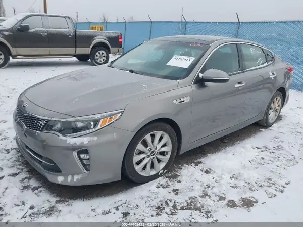 5XXGU4L35JG210206 2018 KIA OPTIMA - Image 2