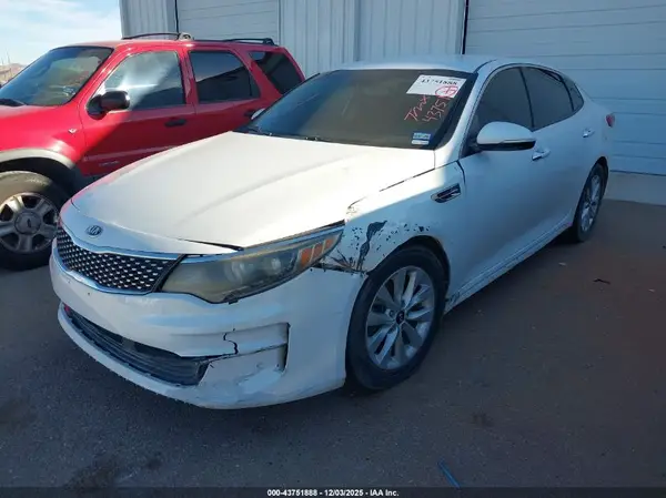 5XXGU4L35JG218600 2018 KIA OPTIMA - Image 2