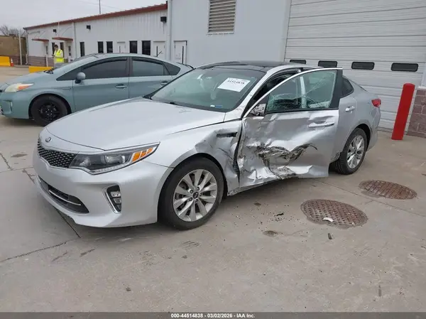 5XXGU4L35JG221903 2018 KIA OPTIMA - Image 2