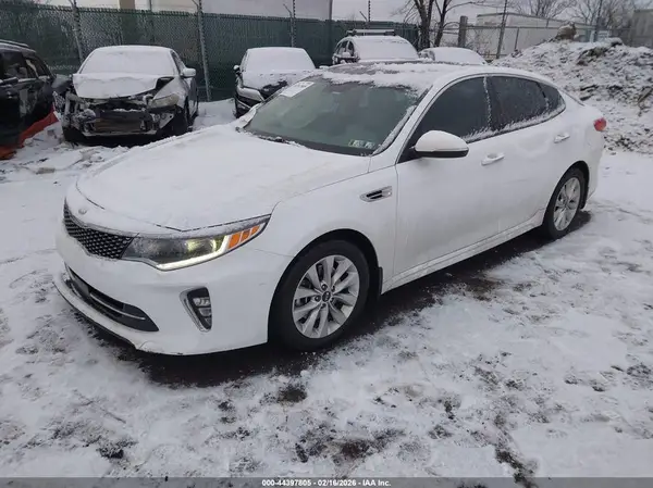 5XXGU4L35JG226485 2018 KIA OPTIMA - Image 2