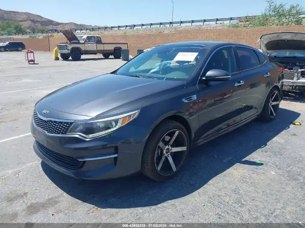 5XXGU4L36JG207072 2018 KIA OPTIMA - Image 2