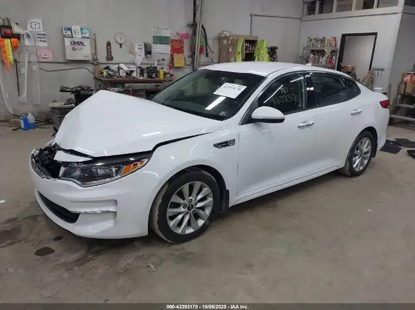 5XXGU4L36JG271385 2018 KIA OPTIMA - Image 2