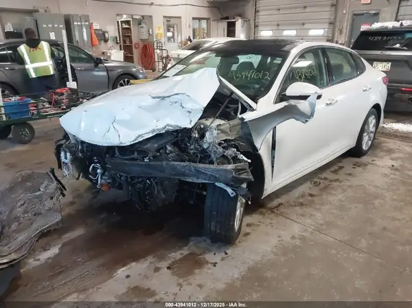 5XXGU4L37HG158135 2017 KIA OPTIMA - Image 2