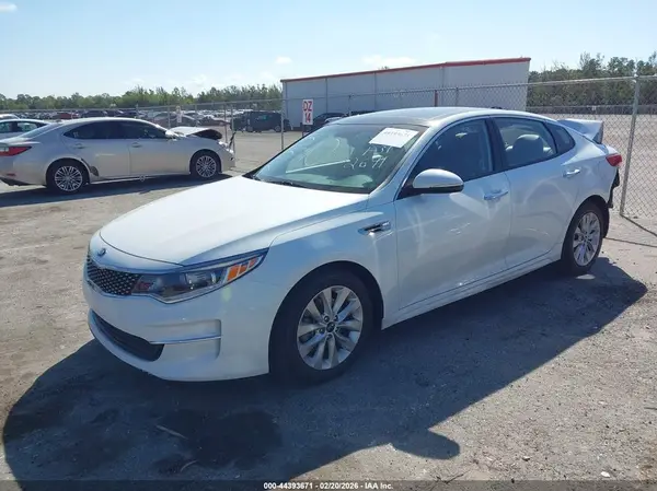 5XXGU4L37JG242641 2018 KIA OPTIMA - Image 2