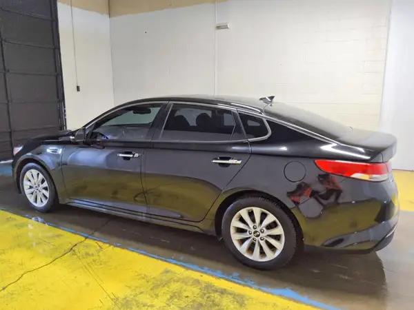 5XXGU4L38GG086585 2016 KIA OPTIMA - Image 2