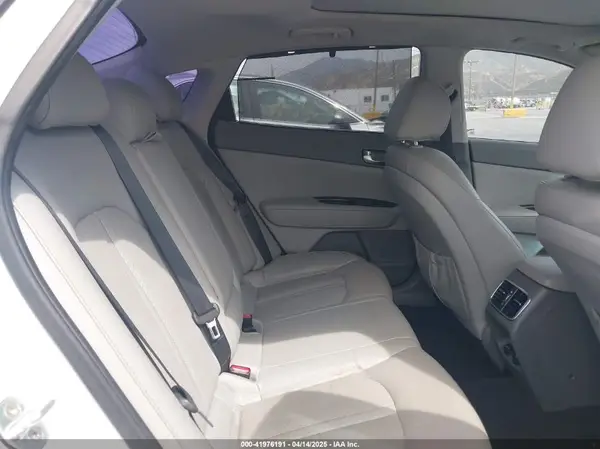 5XXGU4L38HG134961 2017 KIA OPTIMA - Image 8