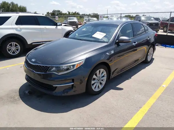 5XXGU4L38JG212080 2018 KIA OPTIMA - Image 2