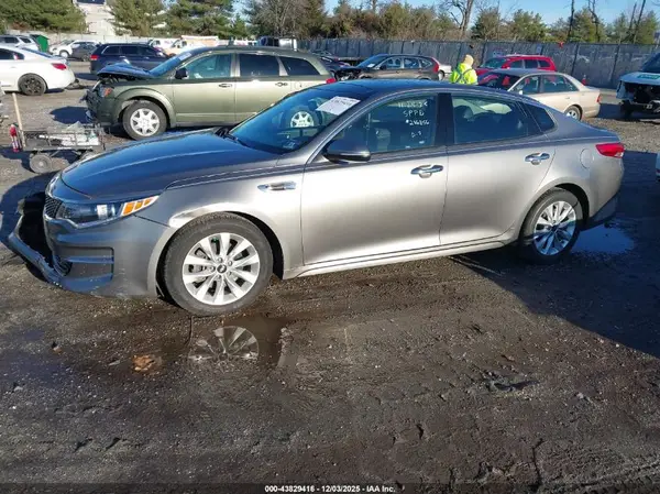 5XXGU4L38JG213262 2018 KIA OPTIMA - Image 2