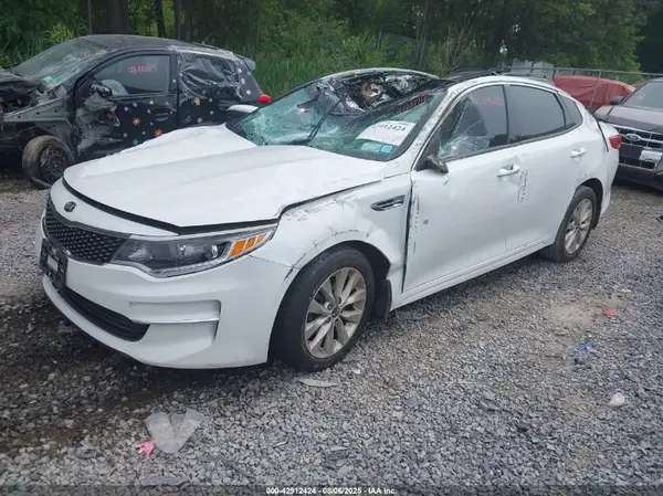 5XXGU4L38JG247752 2018 KIA OPTIMA - Image 2