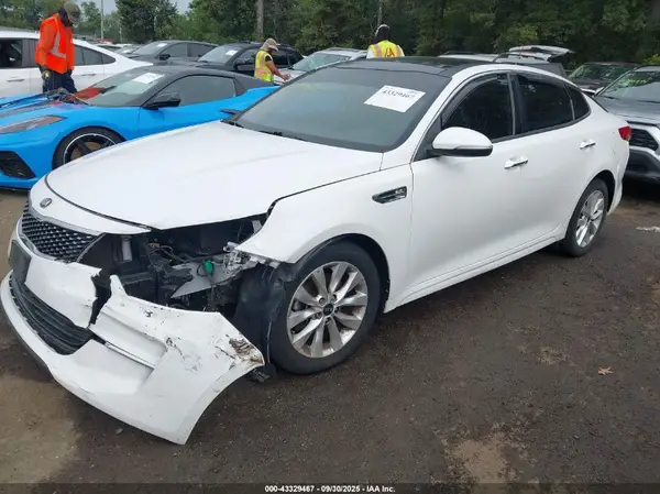 5XXGU4L39JG223895 2018 KIA OPTIMA - Image 2